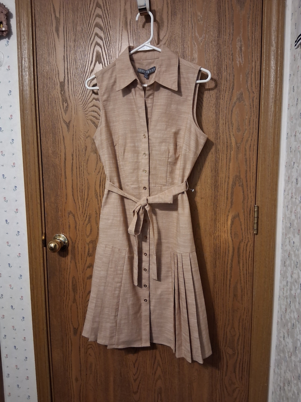 Sharagano Sleeveless Button-Front Midi Dress in Tan